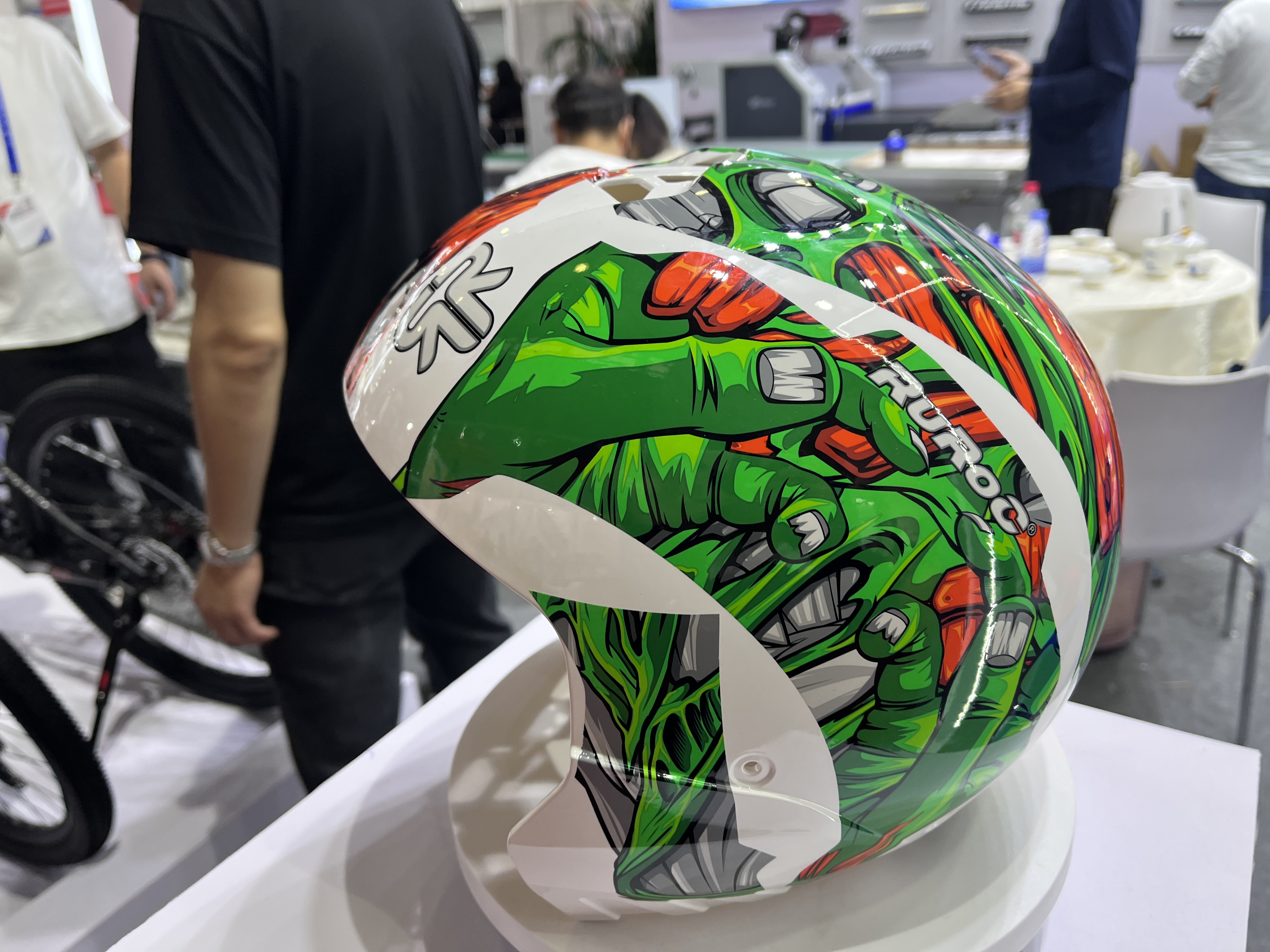 هيلمٽ تي استعمال ٿيل مس